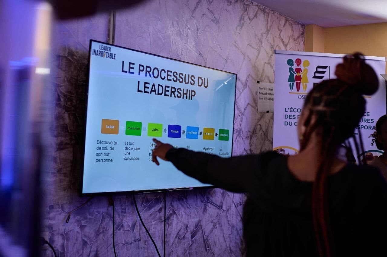 Groupe de femmes en tenues traditionnelles réunies dans une antenne locale